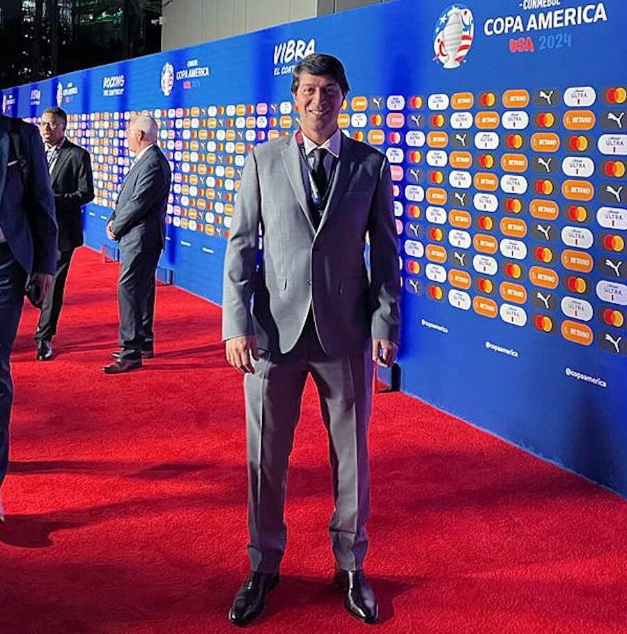 Daniel Garnero acompañó a la comitiva de la Asociación Paraguaya de Fútbol durante el sorteo de la
Copa América en Miami.FOTO: @ALBIRROJA