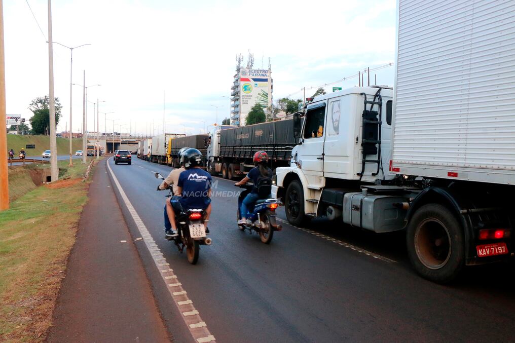 Los camiones están estacionados durante el día sobre la Ruta PY02 en fila. Autoridades locales y gremios hablan del peligro y la prohibición según normas. Foto: Gentileza