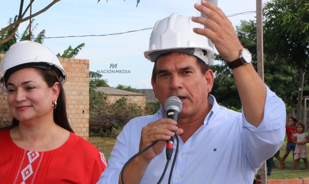 El ministro Juan Carlos Baruja y la diputada Rocío Abed durante la palada inicial para construcción de viviendas en Alto Paraná. Foto: Gustavo Galeano