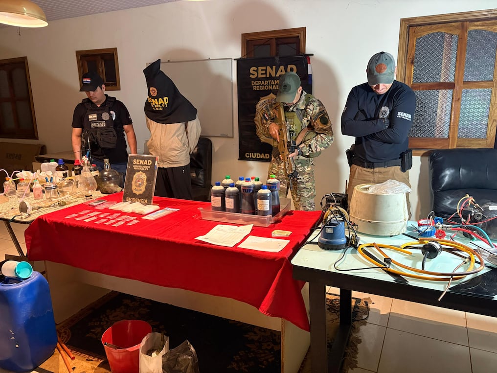 El laboratorio artesanal clandestino de presunta metanfetamina fue allanado hoy por agentes de la Senad y fue detenido un ciudadano chino. Foto: Gentileza