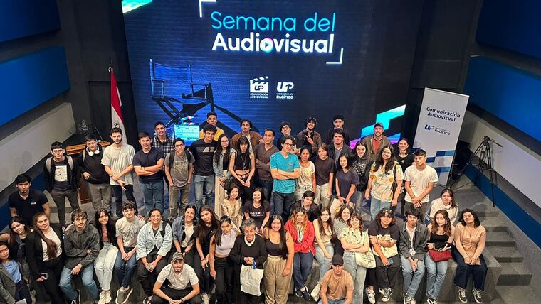Julie Banks juntos a estudiantes en una edición de la Semana del Audiovisual en la Universidad del Pacífico. Foto: Gentileza / Doc Py