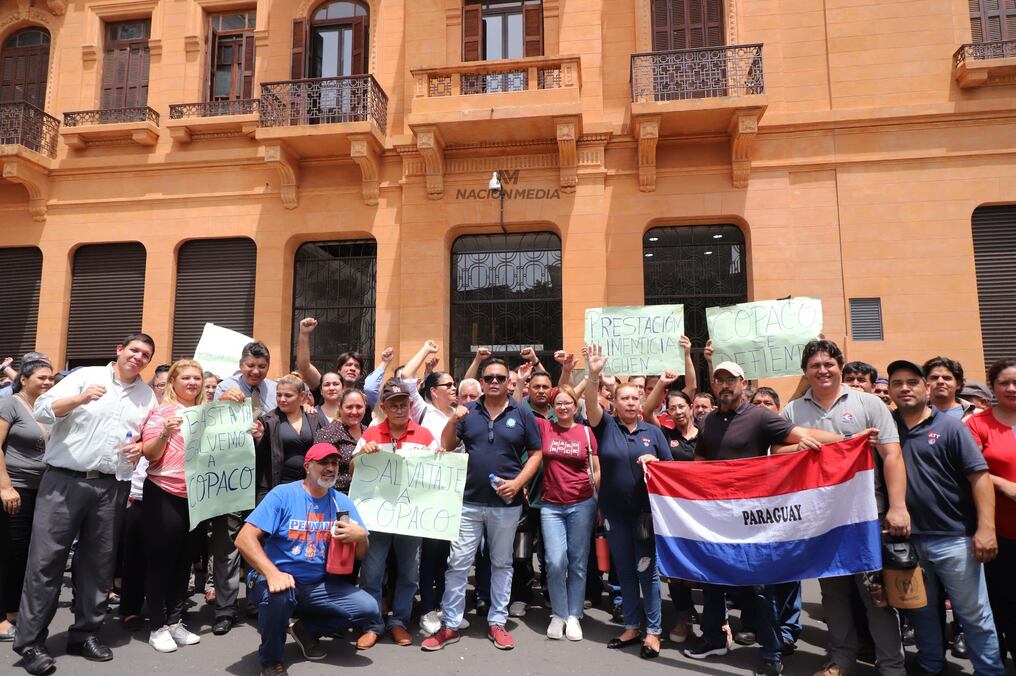 Son 3.000 trabajadores que están pendientes de la efectivización de sus haberes desde noviembre, por lo que se declararon en movilización permanente. Foto: Roberto Zarza