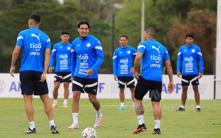 Gustavo Gómez, Fabián Balbuena (Izq.) y Richard Ortiz ( El arquero Carlos Coronel con Justo Villar (derecha) durante su primera práctica con la Albirroja derecha) activan en Ypané.FOTO:CARLOS JURI