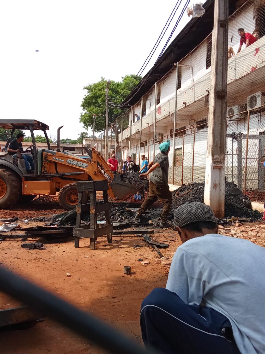 Es intenso el trabajo en el pabellón para la recuperación de una parte, con el objetivo de reinstalar en el sitio a los internos del Penal de CDE. Foto: Gentileza