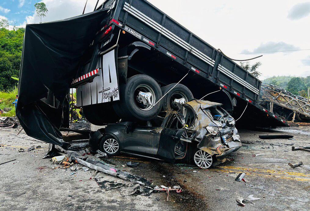 El choque involucró a un automóvil, un camión y un autobús en Teofilo Otoni, del estado de Minas Gerais. Foto: AFP