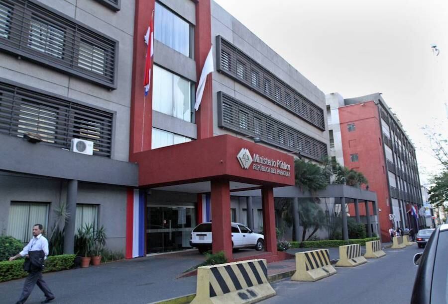 El Ministerio Público presentó imputación contra cuatro agentes policiales por robo agravado, tras ingresar a una casa en el barrio San Pablo de Asunción y presuntamente llevarse entre 20 y 30 kilos de cocaína y otros objetos. Foto: Archivo