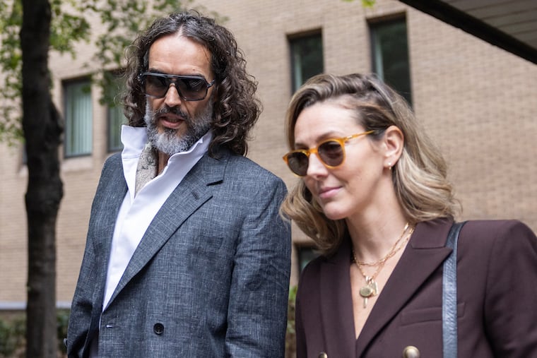 Russell Brand llega al tribunal en Londres, junto a su esposa, Laura. Foto: Brook Mitchell / AFP