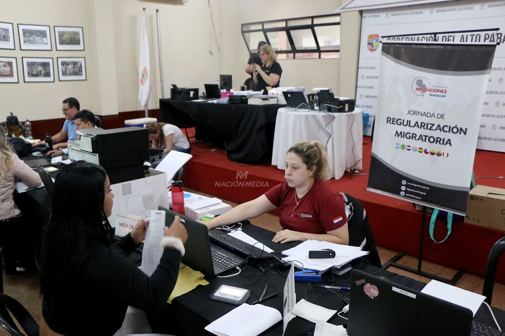 En la gobernación de Alto Paraná se realiza desde ayer las jornadas de regularización migratoria, que se extenderán hasta el viernes 3 de noviembre. El 90% de los que se están presentando son estudiantes brasileños. Foto: Gustavo Galeano
