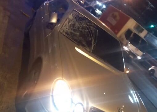 En estas condiciones quedó el automóvil del policía que estaría implicado en el accidente fatal. Foto: Captura de video
