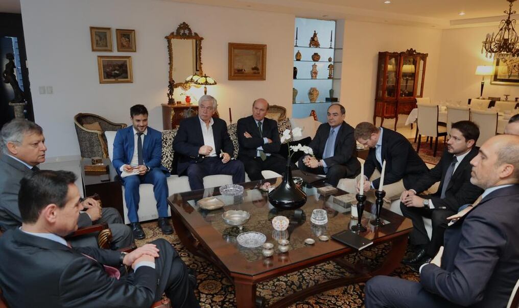 Esta mañana el gremio de armadores, el embajador de Argentina, Domingo Peppo, y el próximo titular del MIC, Javier Giménez, se reunieron con el futuro canciller, Rubén Ramírez Lezcano, para tratar la situación del peaje en la hidrovía. Foto: Gentileza