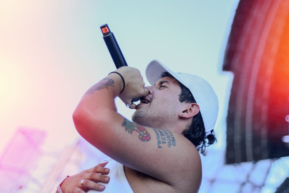 Santiago Barreto es el rapero que comanda desde este año su propia banda, que subió al escenario de Reciclarte. Foto: Gentileza/Miguel Kalabura