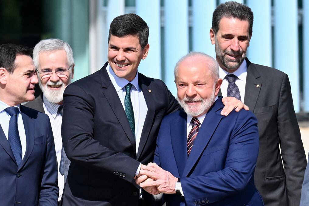El presidente Santiago Peña junto a su homólogo brasileño Luiz Inácio Lula da Silva. Foto: Gentileza