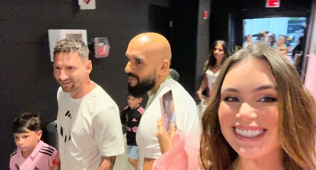 La modelo Stephania Stegman se tomó una selfi de improvisto con Leo Messi. Foto: @StephaniaStegman