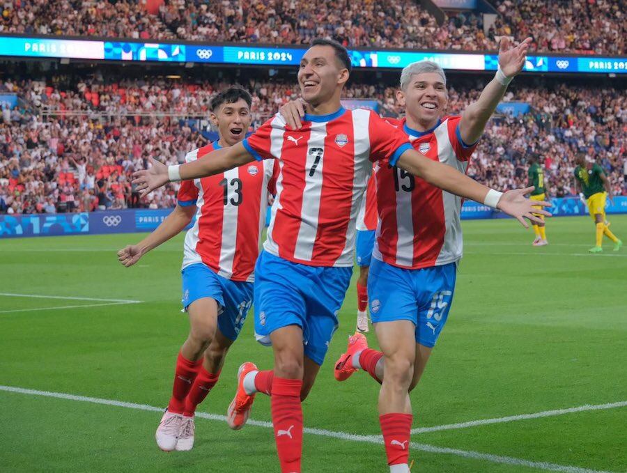 La celebración de Marcelo Fernández, quien se mandó un golazo para darle el triunfo sobre Malí y la clasificación a la Albirroja.FOTO: @COPARAGUAY