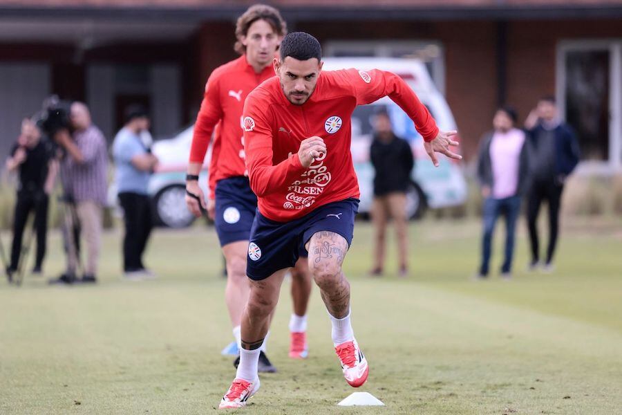 Antonio Sanabria, en plena tarea física en Ypané. Es arma de gol en la Albirroja de Gustavo Alfaro. Foto: APF