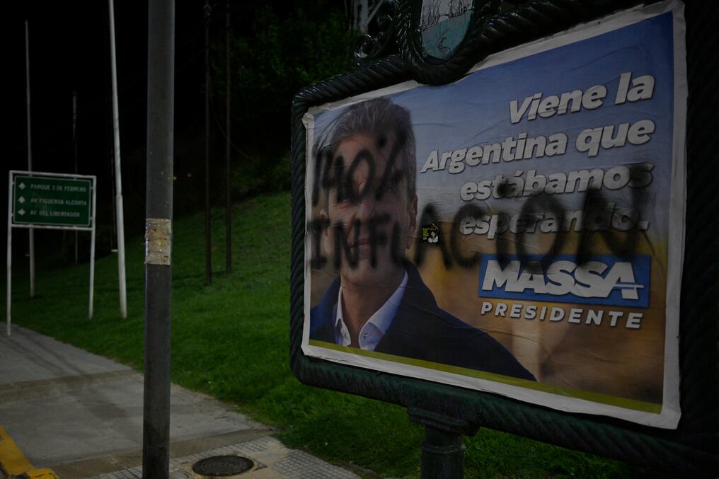 Un cartel de propaganda electoral del ministro de Economía argentino, Sergio Massa, es vandalizado con un graffiti que dice “140% de inflación”. Foto: AFP