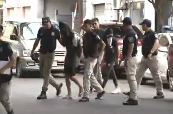 La detención de los sujetos se dio en inmediaciones de una base militar ubicada en Bario Obrero de Asunción. Foto: captura de video