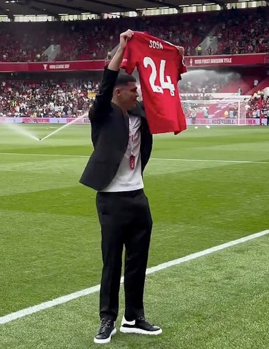 El paraguayo Ramón Sosa enseña a la multitud la camiseta 24 que usará en el Nottingham Forest. El futbolista de 24 años fue ovacionado. Foto: Captura de pantalla