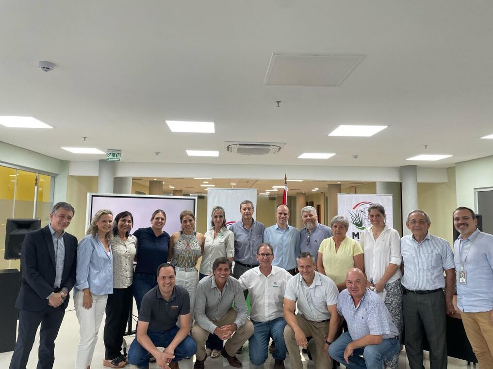 La mesa está compuesta por Harry Bartel, de la Federación de Industrias de la Producción (Fecoprod) como presidente, acompañado por Sebastián Wall de la Cámara Paraguaya de la Carne (CPC) como vicepresidente. Foto: Gentileza