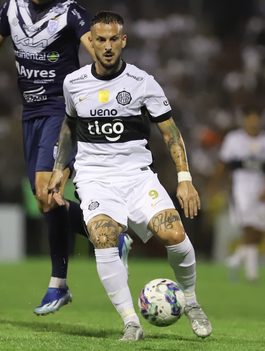 Darío Benedetto duró poco en Olimpia, donde apenas jugó trece partidos y no convirtió goles. Una apuesta fallida