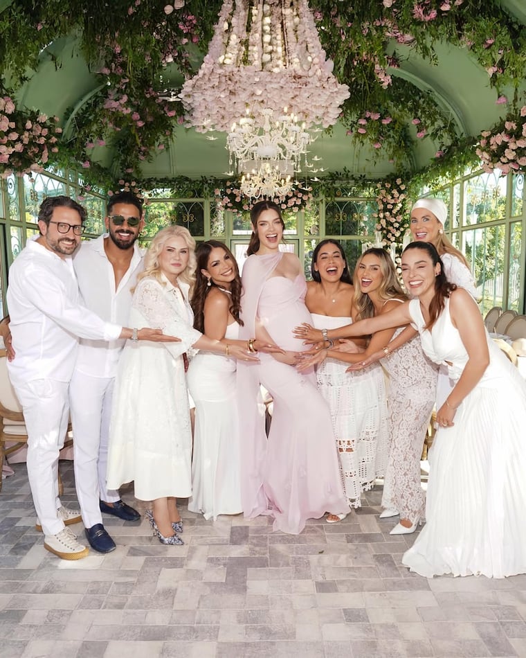 Nadia Ferreira junto a invitadas e invitados  famosos. Foto: Instagram - @nadiaferreira