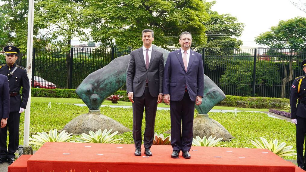 El presidente Santiago Peña, junto con el jefe de Estado de Costa Rica, Rodrigo Chaves. Ambos mandatarios coincidieron en la necesidad de fortalecer las relaciones bilaterales entre sus dos países. Foto: Gentileza