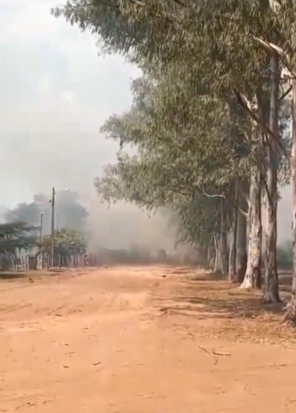 Vecinos reportaron que hace dos semanas no tienen agua por lo que ni siquiera pueden ayudar a los bomberos. Foto: Captura pantalla