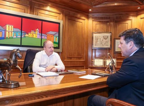 Los ministros Carlos Fernández Valdovinos y Javier Giménez se reunieron en la sede central del MEF. Foto: Gentileza