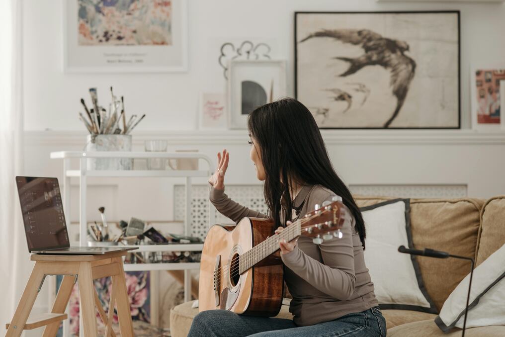 La música potencia la memoria, la motricidad y coordinación, además de las habilidades sociales. Foto: Pexels