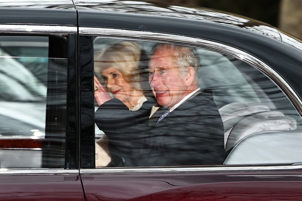 El rey Carlos III y la reina Camila saludan mientras salen en automóvil desde Clarence House, viajando al Palacio de Buckingham, ayer martes. Foto: AFP
