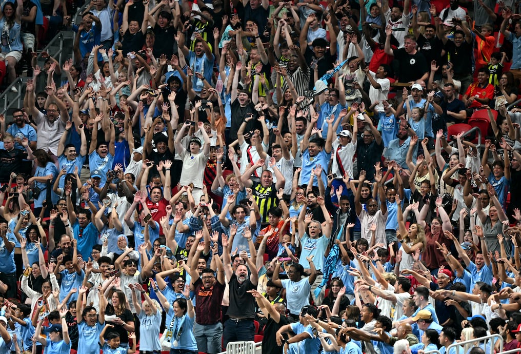 Los aficionados del Manchester City celebran durante el partido contra el Al Ain FC en el estadio Mercedes-Benz de Atlanta. Foto: Chandan Khanna/AFP