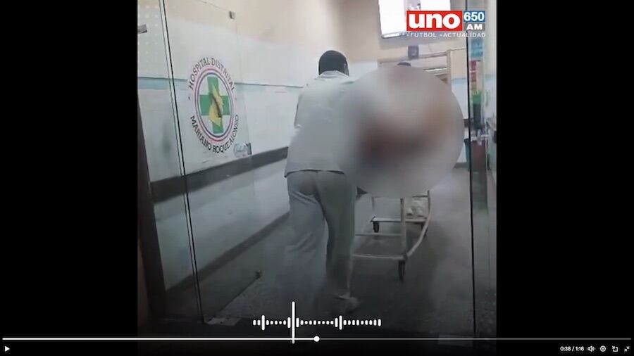 Momento en que uno de los atacados es ingresado a urgencias. Foto: Captura de video