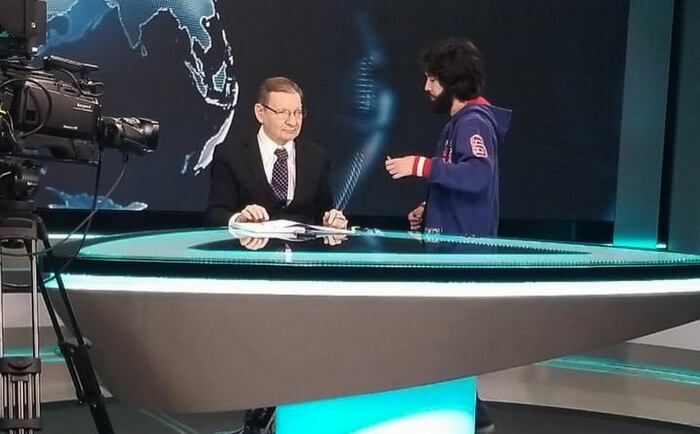 Carlos Martini volvió a conducir el Noticiero de Trece. Foto: @carlosfmartini/Instagram
