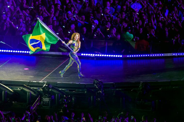 Shakira portando la bandera de Brasil. Foto: Daniel RAmalho / AFP
