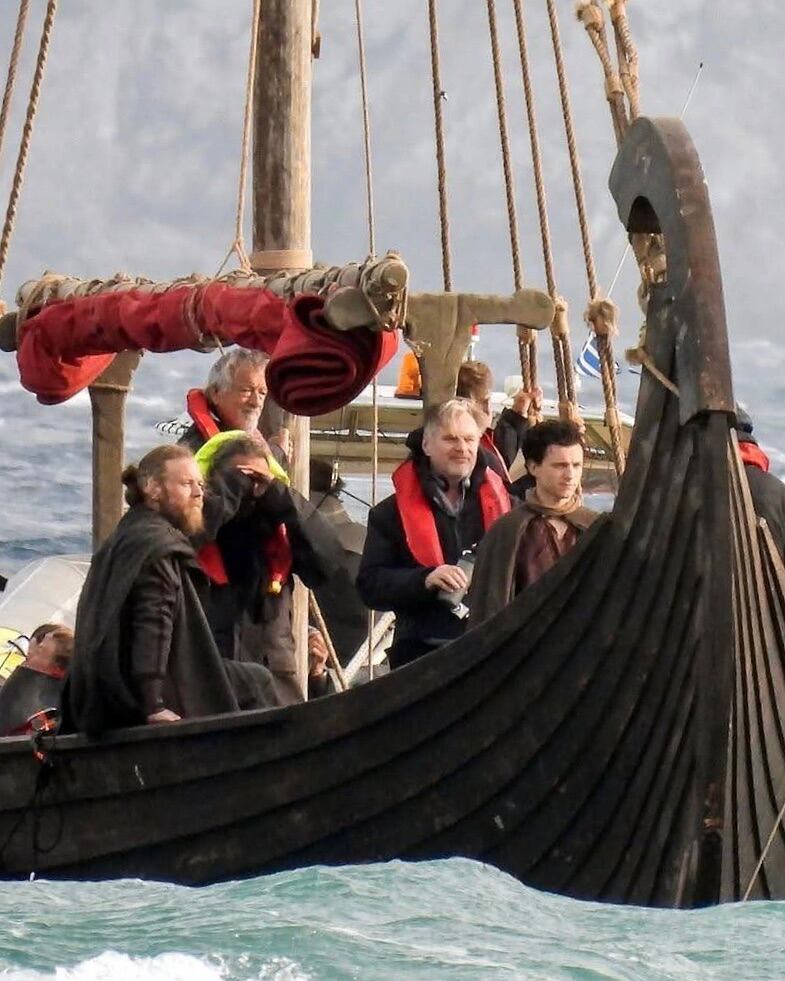 Ryan Hurst, Christopher Nolan y Tom Holland en “The Odyssey” (2026). Foto: IMDB