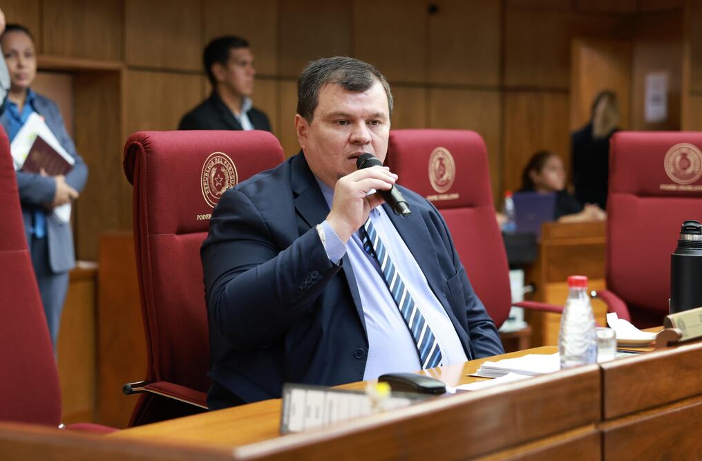 El senador Dionisio Amarilla celebró la resolución del TSJE que revierte la expulsión de cuatro legisladores del PLRA, impulsada por Hugo Fleitas en apoyo a la encuentrista Kattya González. Foto: @SenadoresPy