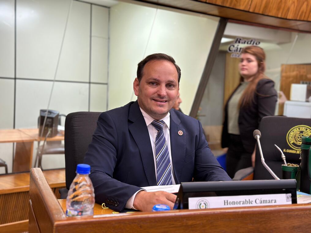 Sebastián Remesowski asumió la banca que dejó el diputado Walter Harms tras su fallecimiento. Puntualizó que su intención es seguir trabajando por el progreso integral de Itapúa. Foto: Gentileza