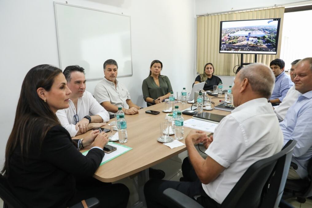 Los titulares de los Viceministerios de Mipymes e Industria, se reunieron con una empresa del sector industrial de la construcción para prever alianzas colaborativas con pequeñas empresas. Foto: Gentileza