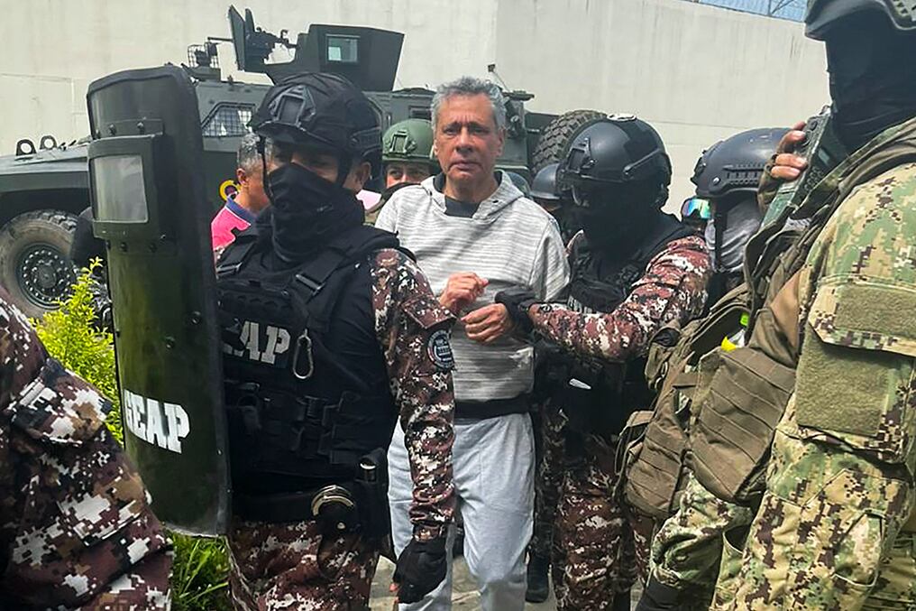 La policía ecuatoriana invadió la sede diplomática para detener a Jorge Glas, exvicepresidente de Rafael Correa entre 2013 y 2017. Foto: AFP