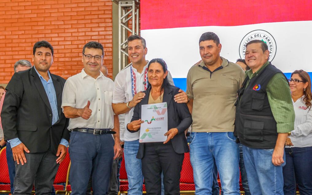 La señora Florencia Barrios Vda. de Chilavert, fue la primera beneficiaria en recibir su título de propiedad, a quién ahora se sumarán otros 66 beneficiarios en la emblemática colonia Andrés Barbero. Foto: Gentileza