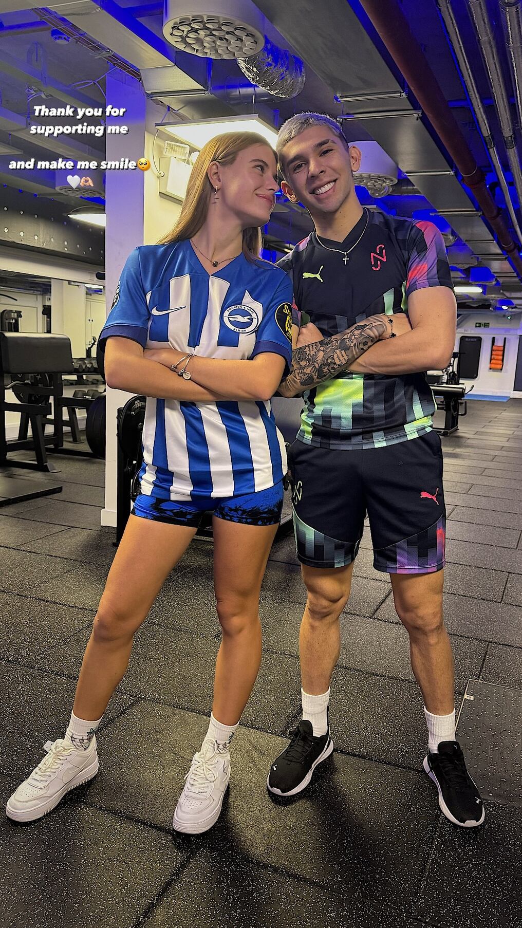 El crack de Brighton Julio Enciso compartió una imagen con la joven vía historias de Instagram, este viernes último, oficializando así su nuevo romance. Foto: @JulioEnciso/Instagram