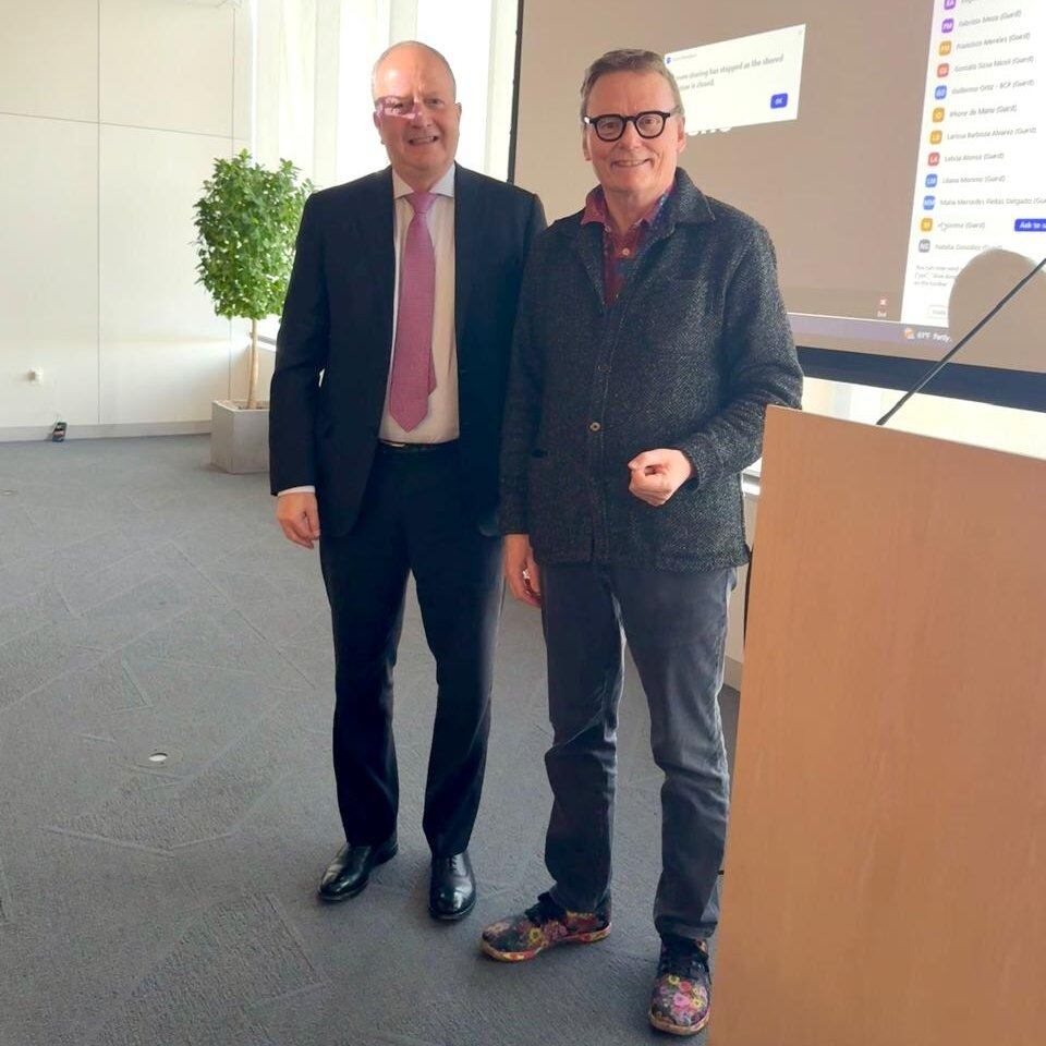 El ministro de Economía y Finanzas de nuestro país, Carlos Fernández Valdovinos, junto al premio Nóbel de Economía 2024, el británico James Robinson. Foto: Gentileza