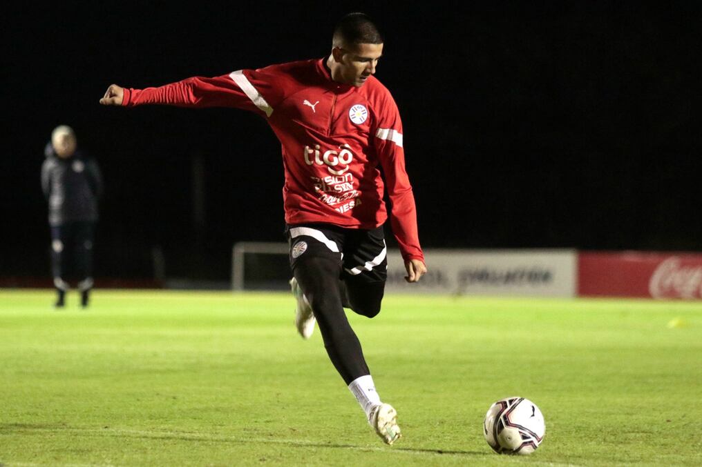 Mateo Gamarra, el ascendente defensor de Olimpia, en plena práctica ayer en Ypané (foto: @SELECCIÓN PARAGUAYA)