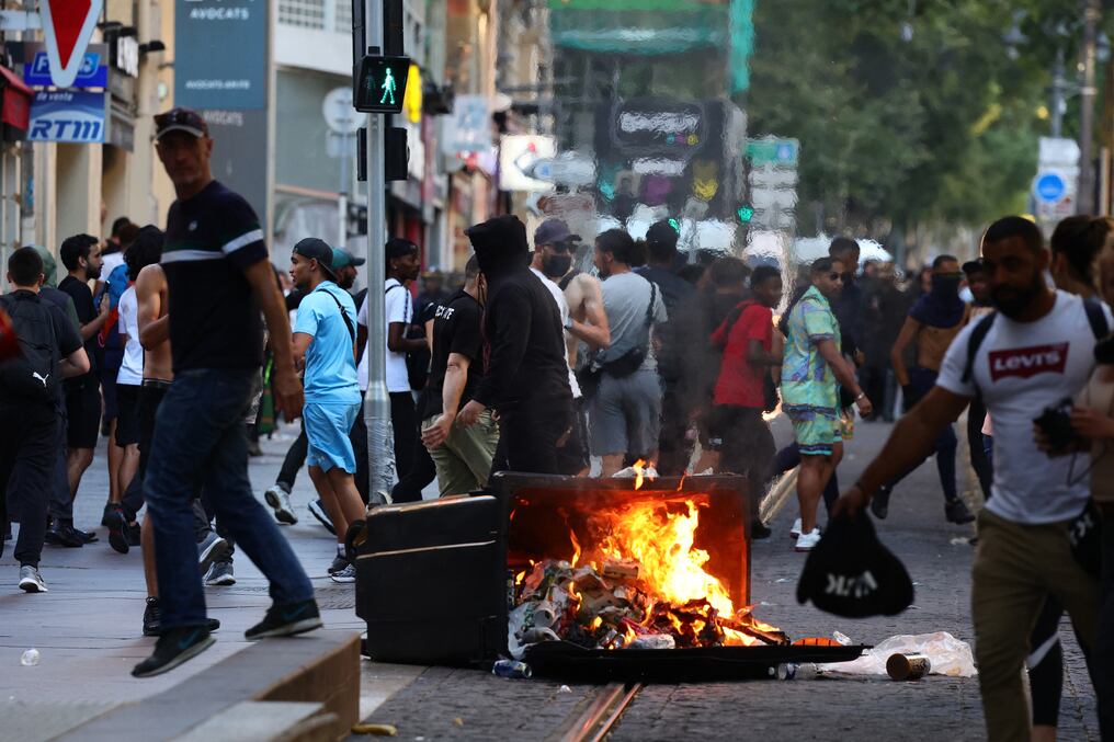 La desescalada de la violencia nocturna resultó en 72 detenidos en la última velada, a siete días del crimen del joven Nahel. Foto: AFP