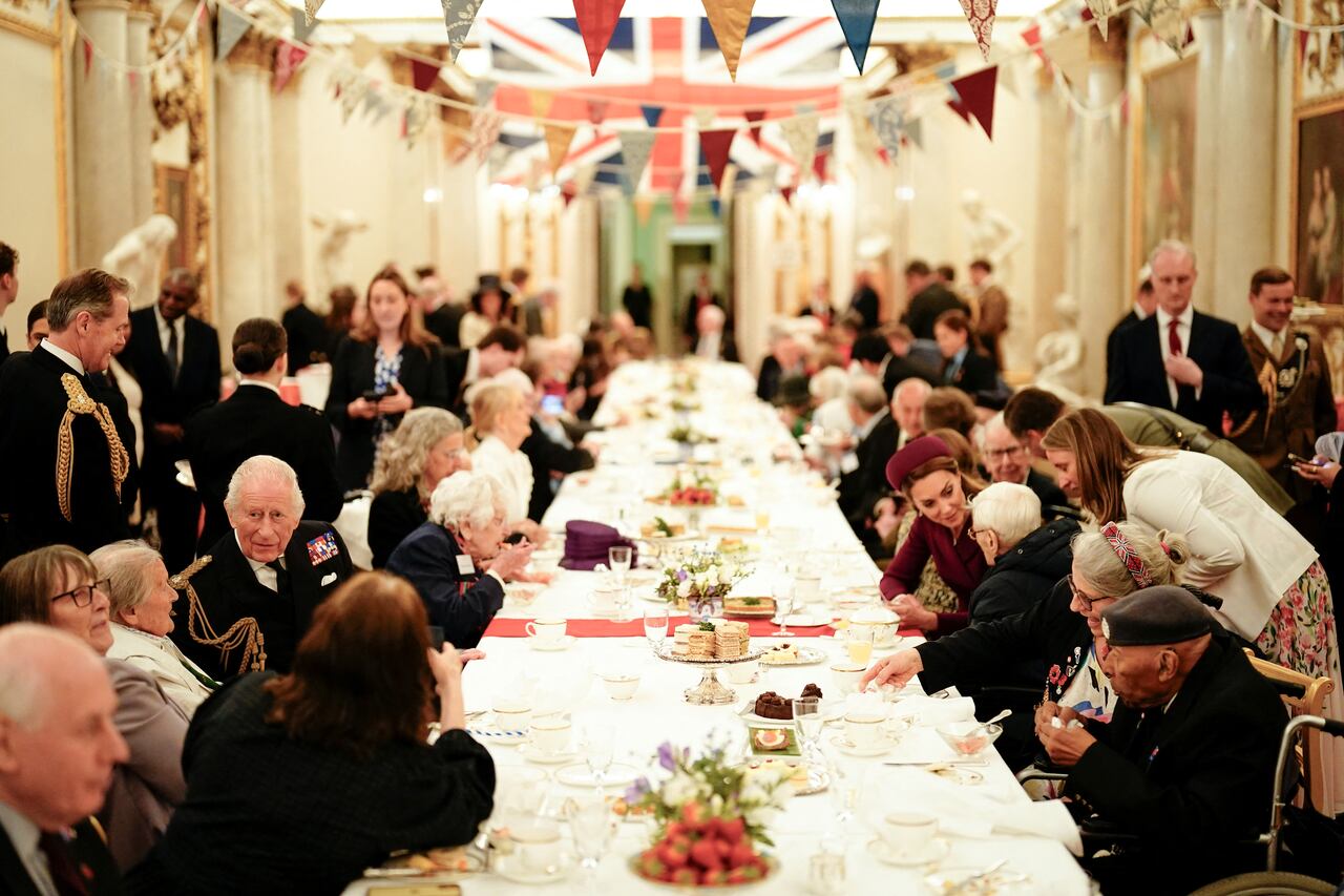 La Nación / Familia real británica celebra los 80 años del fin de la  Segunda Guerra Mundial