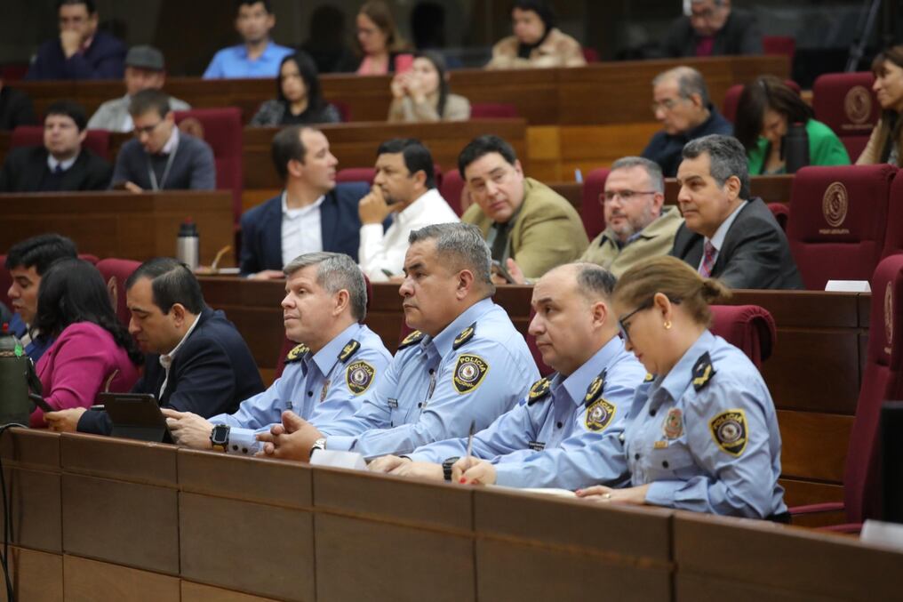El Crio. Gral. Carlos Benítez indicó que han dejado en claro ante los legisladores, que hay una preocupación y ocupación real de la institución en la lucha contra el crimen organizado. Foto: Gentileza