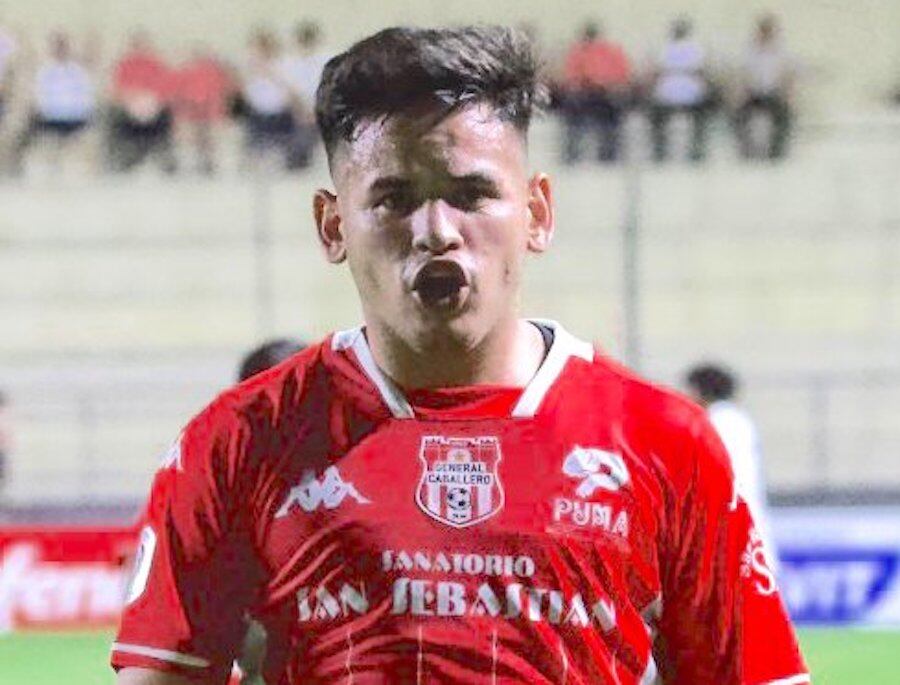 Teodoro Sebastián Arce celebra su tanto de penal para la victoria de General Caballero, que ya salvó la categoría.FOTO: CLUB GENERAL CABALLERO JLM