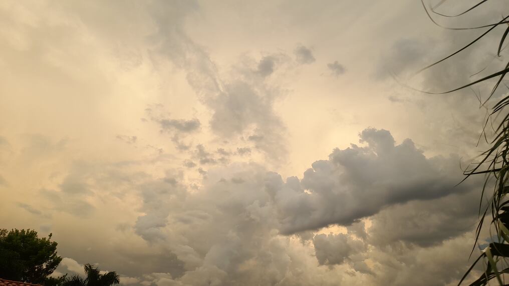 Para hoy, martes 02 de abril, se prevé probabilidad de lluvias con tormentas eléctricas para el este y norte de ambas regiones. Foto: CMG/NM