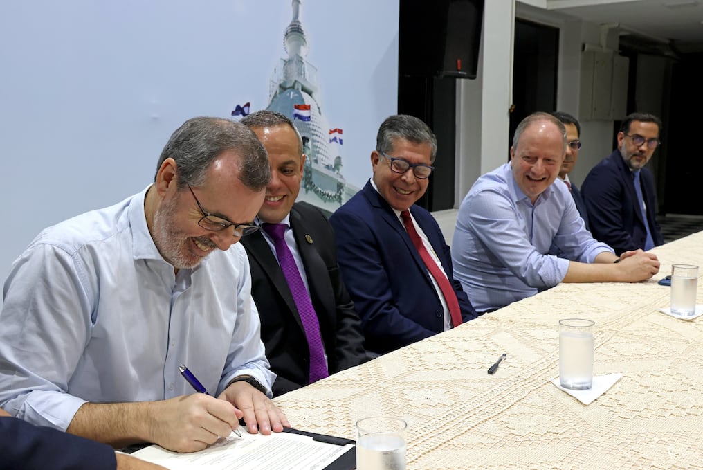 La firma del convenio se realizó con las principales autoridades de las seis instituciones públicas. Foto: Gentileza