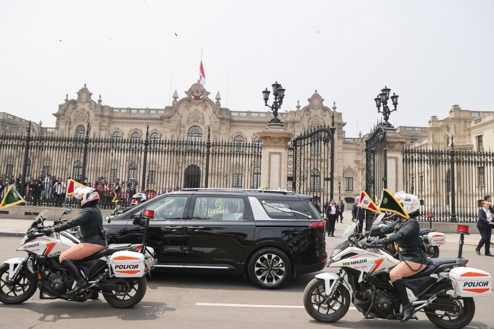 Cubierto con la bandera nacional, el féretro ingresó en hombros de una cuadrilla de seis cargadores y fue escoltado por un batallón de caballería de los Húsares de Junín, que conforman la guardia presidencial. Foto: X- Diario El Peruano